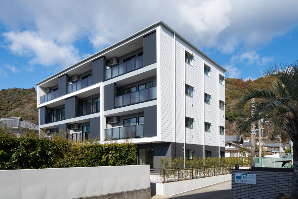 4階建てCLT集合住宅の外観。物理的耐用年数65年、第三者機関による評価